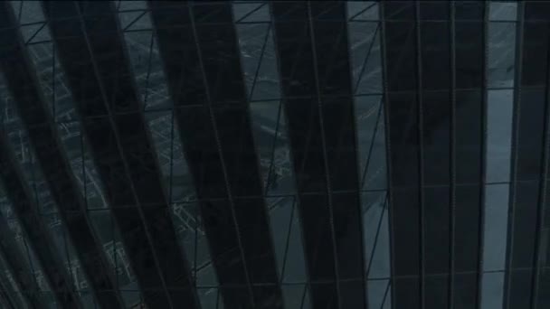 在玻璃楼周围飞行 展览中心 库存录像 现代建筑设计的概念 — 图库视频影像