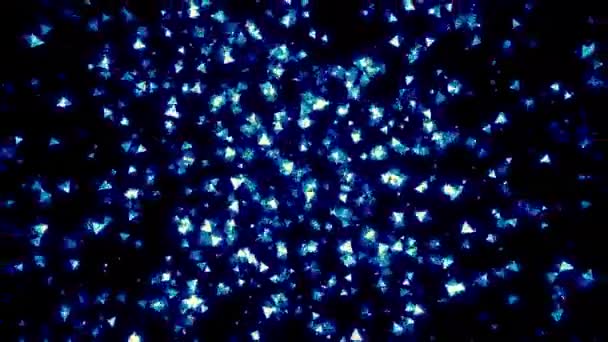 抽象的反光蓝色粒子在黑色背景上飞行 蓝色玻璃片 — 图库视频影像