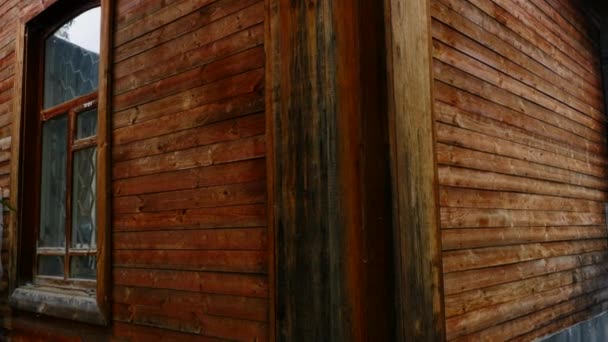 乡间一座木头房子的外面 库存录像 带有木制墙壁的传统住宅 — 图库视频影像