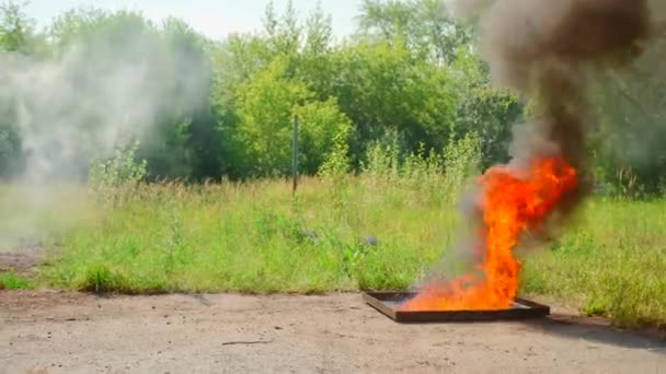 Πυροσβέστης Που Χρησιμοποιεί Πυροσβεστήρα Στις Φλόγες Από Την Καύση Υπόγεια — Αρχείο Βίντεο