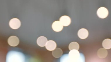 Tavan ışıklandırmasının kapalı mekandaki modern tasarımının bulanık görüntüsü. Stok görüntüleri. Asılı ampullerin arkaplanı