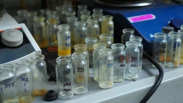 Tubos Ensayo Químicos Laboratorio Pequeños Frascos Con Inscripciones Elementos Químicos — Vídeo de stock