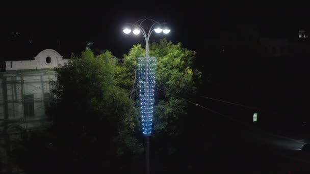 Notte Buia Una Ghirlanda Blu Intorno Una Lanterna Che Brucia — Video Stock