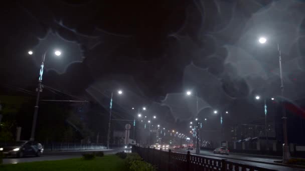 Puste Ulice Samochodami Oświetlone Miasto Materiał Filmowy Późno Nocy Letnia — Wideo stockowe