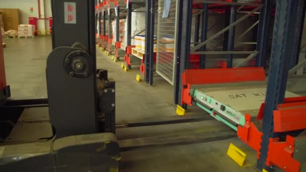 トビリシ ジョージア10 2022 クリエイティブ 作業員との組み立てと発送のためのすべての機器を備えた作業倉庫 高品質の4K映像 — ストック動画