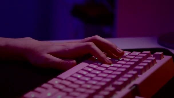 Nahaufnahme Der Finger Eines Mannes Der Tasten Einer Computertastatur Drückt — Stockvideo