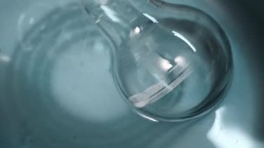 Kimyasal işlem. Stok görüntüsü. Özel sıvıların yoğurulup kontrol edildiği test tüplerinin ısıtılması ve durulaması. Yüksek kalite 4k görüntü