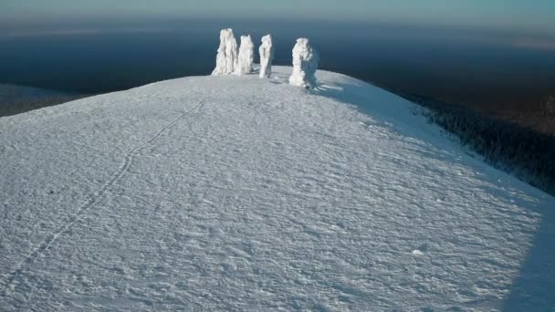Vedere Asupra Peisajului Din Decembrie Dealuri Iarnă Roci Înghețate Temperaturi — Videoclip de stoc