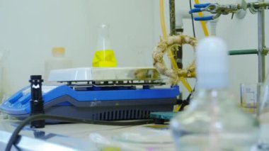 Kimyasal işlem. Stok görüntüsü. Özel sıvıların yoğurulup kontrol edildiği test tüplerinin ısıtılması ve durulaması. Yüksek kalite 4k görüntü