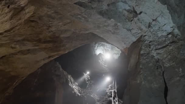 Espeleología Cueva Artificial Con Luz Del Sol Brillando Través Agujeros — Vídeo de stock