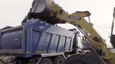  Paris-Fransa, 18.11.2022: Sahne. İnşaat için helikopter dolusu çimentodan alınan büyük kamyonlar. Sadece yazı işleri için kullanın. Yüksek kaliteli FullHD görüntüler