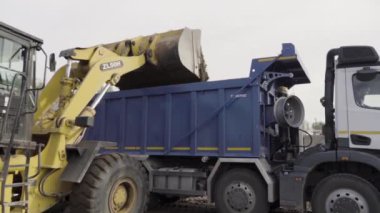  Brüksel-Belçika, 20.11.2022: Sahne. Malzeme taşımak için traktör ve büyük kamyonlar kullanan bir inşaat alanının kuş bakışı görüntüsü. Yüksek kaliteli FullHD görüntüler