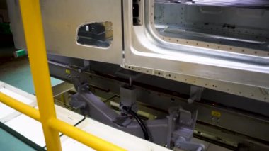 Araba fabrikasında ceset üretimi için üretim hattı. Sahne. Fabrikadaki modern teknolojiler. Endüstri kavramı
