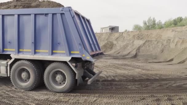 ドイツ ベルリン 2022年11月20日 砂の採掘場で働く鉱山ダンプトラック シーンか 採石場または建設現場での産業背景 — ストック動画
