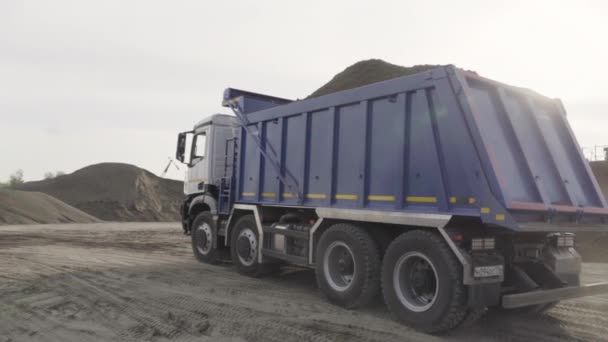 Gruvdrift Dump Lastbil Arbetar Vid Sandstenbrottet Plats Industriell Bakgrund Vid — Stockvideo