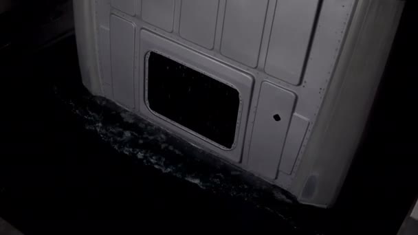分解されたトラック シーンか 塗装前に洗濯される機械の大きい分解された部品 高品質の4K映像 — ストック動画
