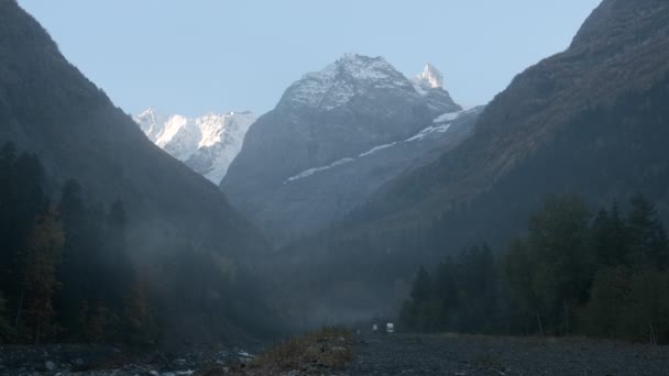 山谷里有岩石山和飘扬的雾 黑暗的山谷 岩石和雾 落基山脉脚下有雾的景色 — 图库视频影像