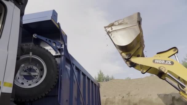 ドイツ ベルリン 2022年11月20日 建設現場での発掘作業 シーンか 砂で積まれた黄色い色のバケツをひっくり返す掘削機 砂でトラックをロード — ストック動画