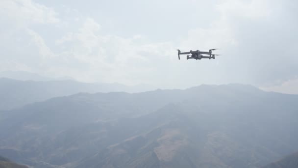 Drohnen Quad Copter Gegen Berg Morgennebel Handeln Videoaufnahmen Von Bewaldeten — Stockvideo