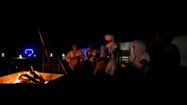 カイロ エジプト 2022 東洋オーケストラ アクション 豪華な燃えるトーチで美しい暗い夜 民族衣装の東洋人男性が歌ってドラムを演奏する 高品質の4K映像 — ストック動画