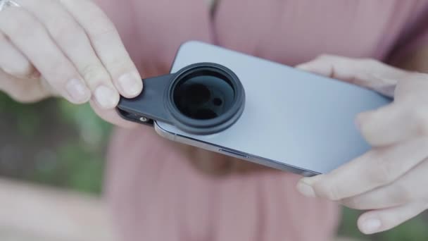 Zbliżenie Kobiety Zakładającej Wyjmowaną Soczewkę Smartfona Kamerę Akcja Pojęcie Technologii — Wideo stockowe