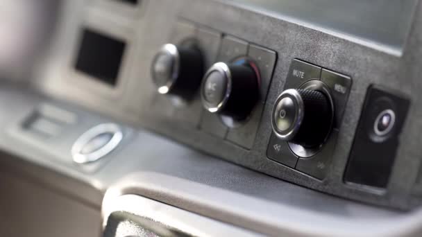 车上的钮扣 小按钮位于机器的前部以调整音量 高质量的4K镜头 — 图库视频影像