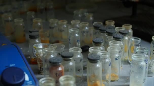 Химические Пробирки Лаборатории Маленькие Банки Надписями Химических Элементов Стекла Стоящих — стоковое видео