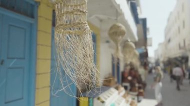 Yunanistan 'ın güzel dar sokakları. Başla. Dekoratif elementler rüzgarda sallanıyor ve sallanıyor