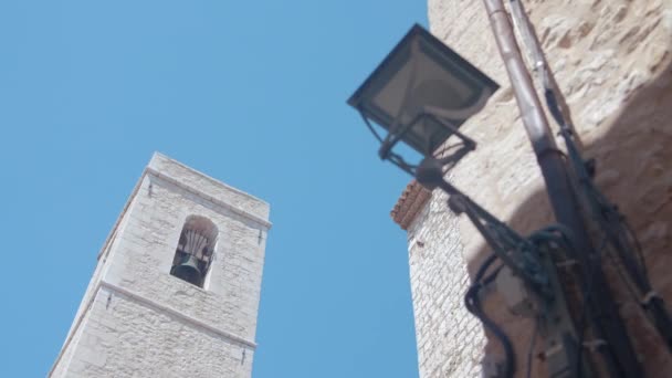 Spodní Pohled Akce Krajina Velkými Věžemi Lucernou Modrou Denní Oblohou — Stock video