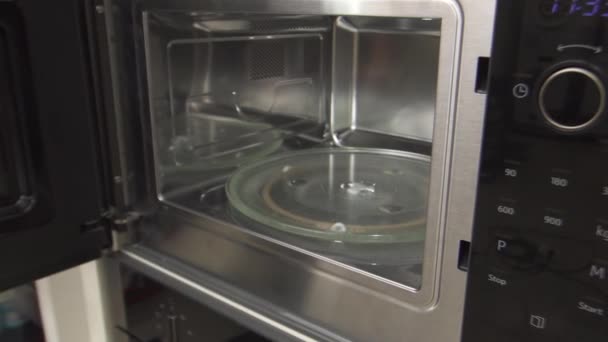 Ren Mikrovågsugn Lager Köksmaskiner Öppet Tillstånd Tagna Från Direkt Vinkel — Stockvideo