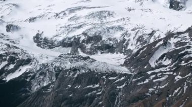 Alpler soğuk dağ yamaçları. Yaratıcı. Kar ve buz tepeleri ve kayaları kapladı. 