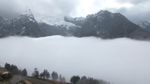 Fliegen Sie Über Majestätische Berggipfel Und Nebel Kreativ Tal Bedeckt — Stockvideo