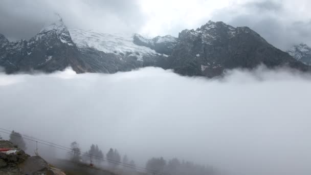 Vlieg Majestueuze Bergtoppen Een Mist Creatief Vallei Bedekt Door Wolken — Stockvideo