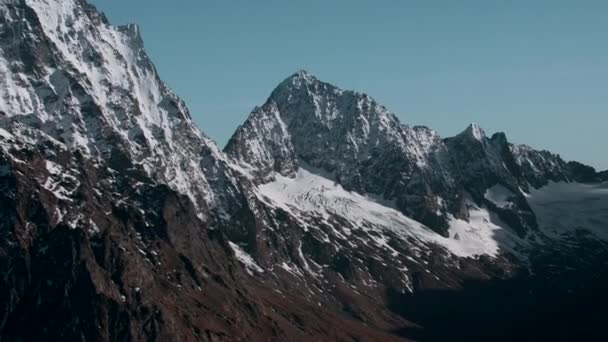 Picchi Rocciosi Con Neve Sfondo Cielo Blu Creativo Pittoresco Paesaggio — Video Stock