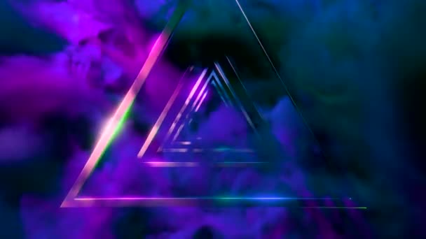 在充满金属三角形和烟雾的未来抽象隧道中飞行 无穷无尽的三角形金属形状 — 图库视频影像