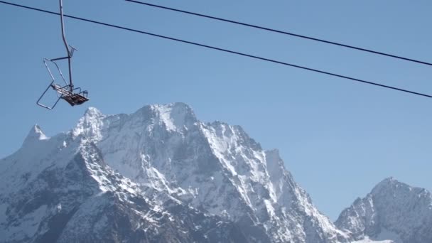 Kolejka Linowa Tle Szczytów Górskich Błękitnego Nieba Kreatywny Wyciąg Górski — Wideo stockowe