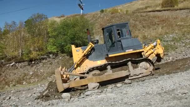 Grävmaskiner Som Arbetar Berg Kreativ Grävmaskinen Arbetar Stenig Bergssluttning Tunga — Stockvideo