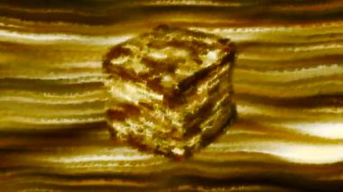 Kare ile sarı ve mor arkaplan. Hareket. Parlak renkli arkaplan ve soyutlama ile açılmış büyük parlak bir kutu. Yüksek kalite 4k görüntü