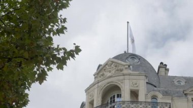 Yuvarlak çatılı ve heykelleri olan muhteşem bir binanın alçak açılı görüntüsü. Başla. Mimarlık kavramı