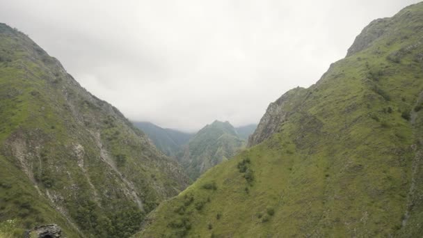 曇った空の背景にある夏の日の岩の空中眺め アクション 緑化された山々 — ストック動画