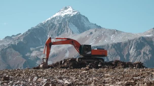 Pelles Travaillant Dans Les Montagnes Créatif Excavatrice Travaille Sur Des — Video