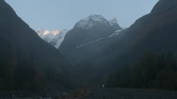 山谷里有岩石山和飘扬的雾 黑暗的山谷 岩石和雾 落基山脉脚下有雾的景色 — 图库视频影像