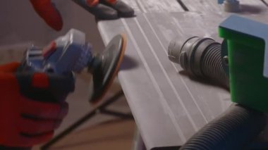 Erkekler çalışır. Yaratıcı. Çeşitli alaşımlardan yapılmış metal kurusıkı ve ürünlerin çapraz kesimi için ekipman uygulaması. Yüksek kalite 4k görüntü