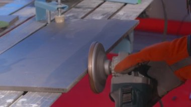 Tamir işleri. Yaratıcı. Erkek eli metal kesme makinesinde çalışıyor. Yüksek kalite 4k görüntü