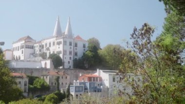 Kocaman kulübeler dolusu insan. Başla. Yüksek beyaz evler ve bahçelerin yan yana inşa edildiği tropikal hava. Yüksek kalite 4k görüntü