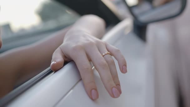Ημερομηνία Αυτοκίνητο Πάμε Ένας Νεαρός Στο Τιμόνι Οδηγεί Γυναίκα Του — Αρχείο Βίντεο