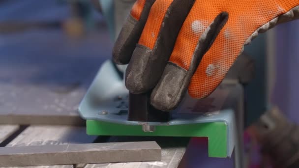 Bretter Sägen Und Oberflächen Glätten Kreativ Reparaturarbeiten Mit Spezialarbeitern Handschuhen — Stockvideo