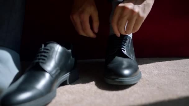 Homem Dar Uma Volta Acção Novos Sapatos Masculinos Brilhantes Que — Vídeo de Stock