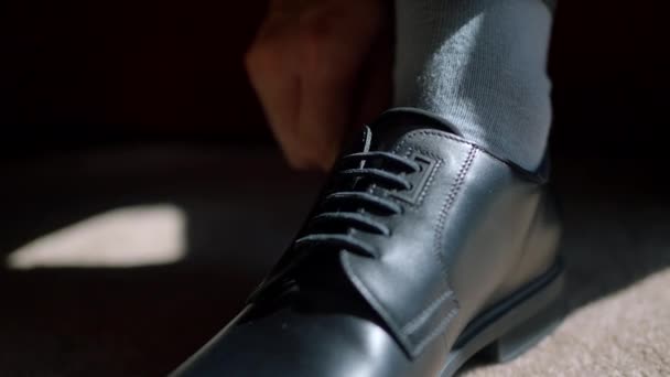 Homem Dar Uma Volta Acção Novos Sapatos Masculinos Brilhantes Que — Vídeo de Stock