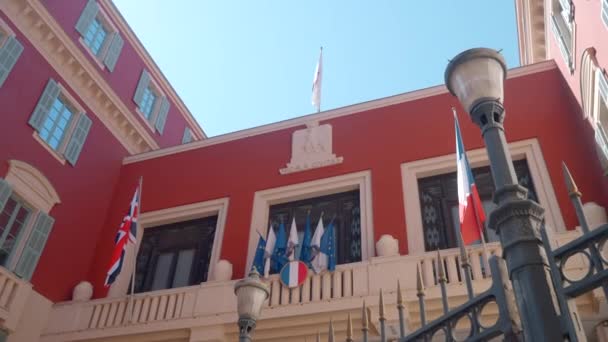 法国的政府大楼行动 一座红色的小建筑物 上面挂着蓝天的旗帜 高质量的4K镜头 — 图库视频影像